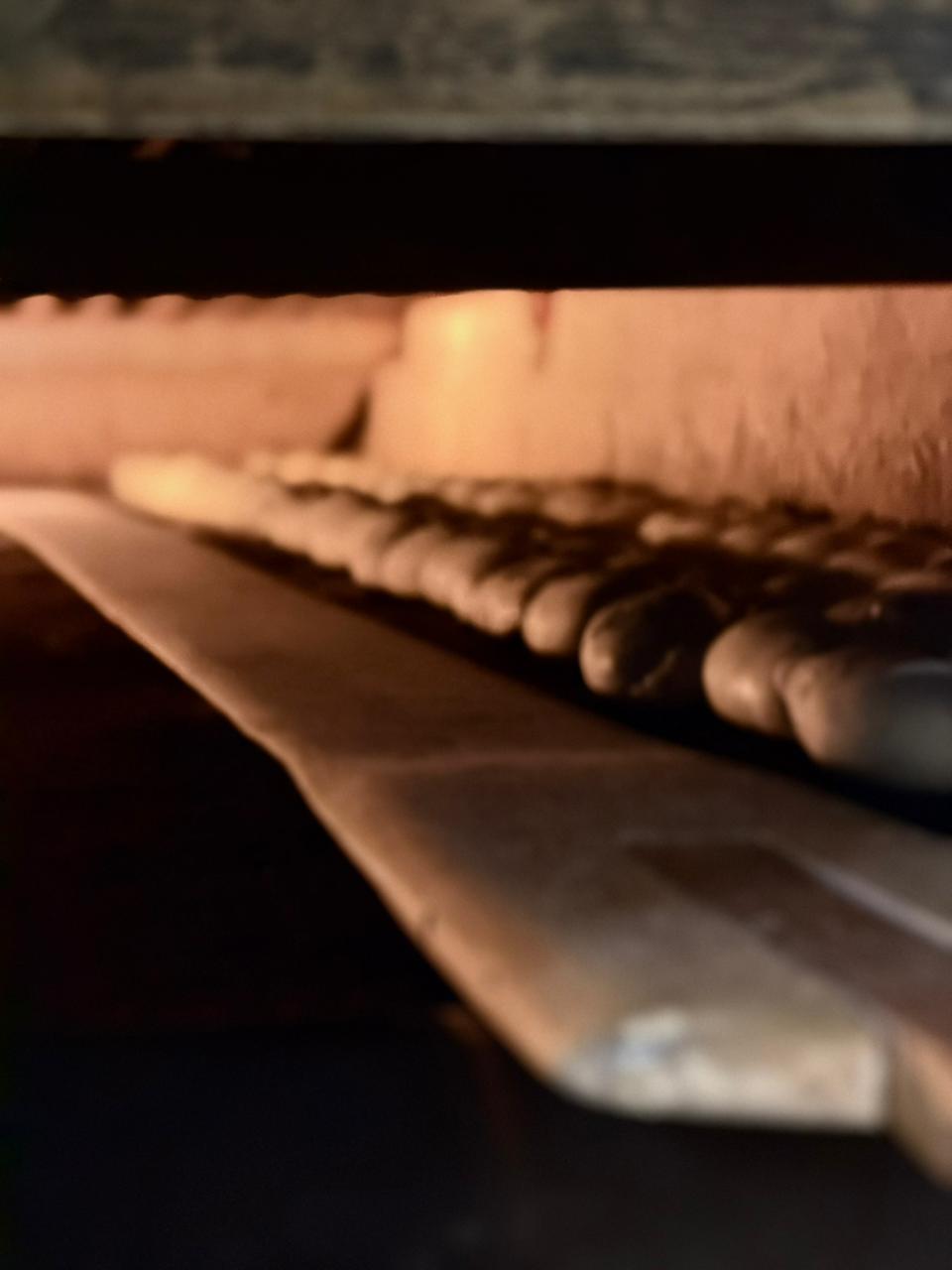 Mesón con pan recién horneado